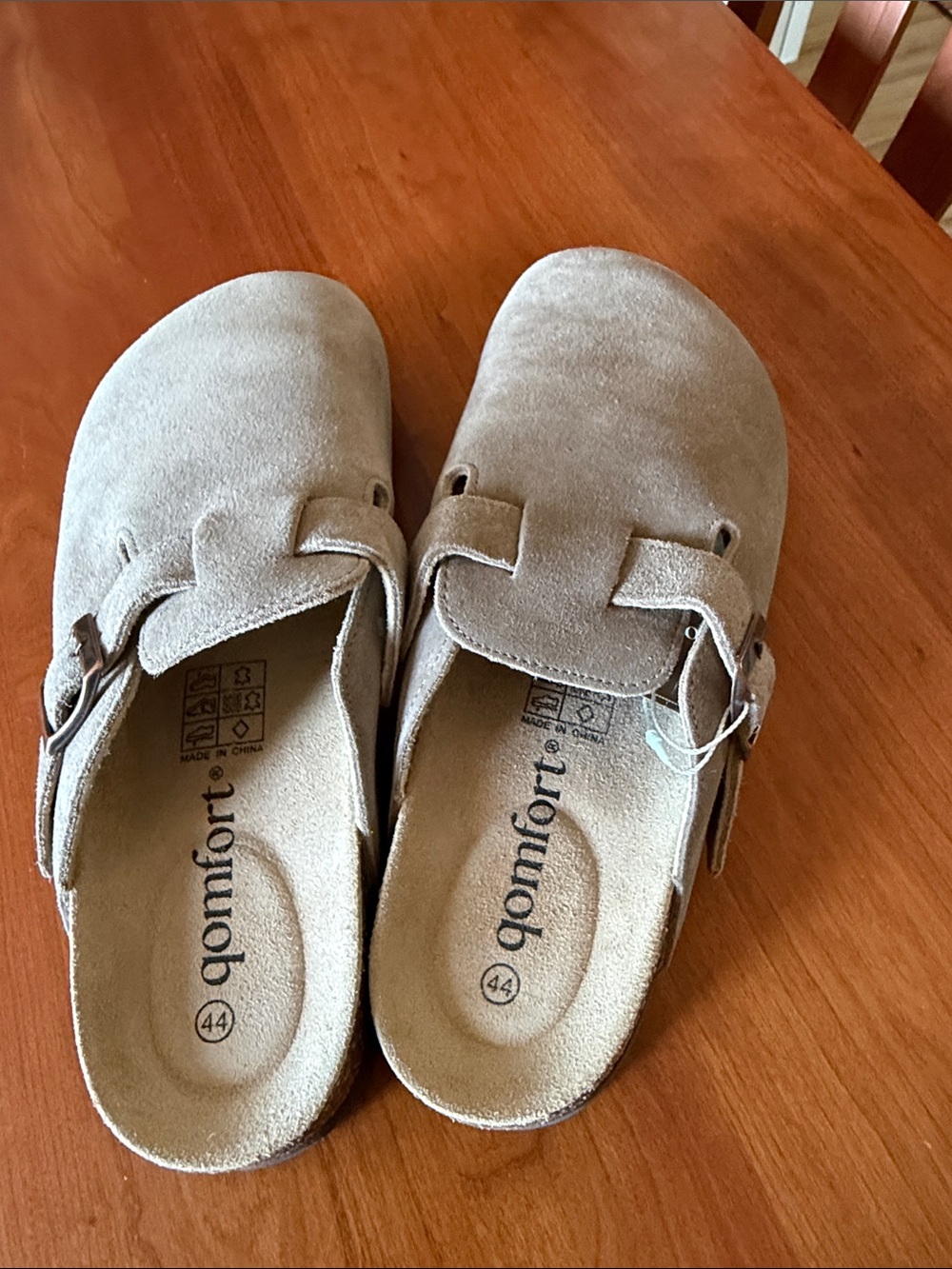 Qomfort Casual Slip-On Clogs in Light Taupe Suede